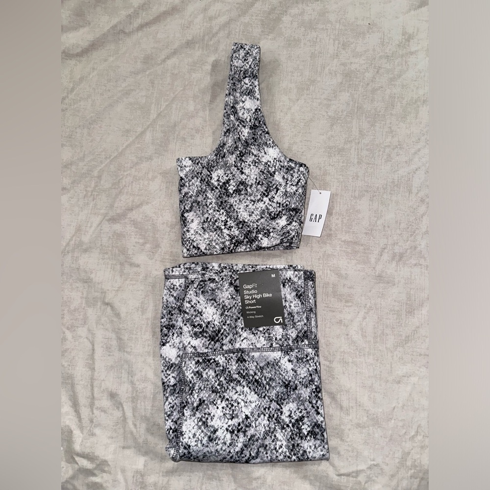 Gap fit studio workout set. Size medium. Grey snake print